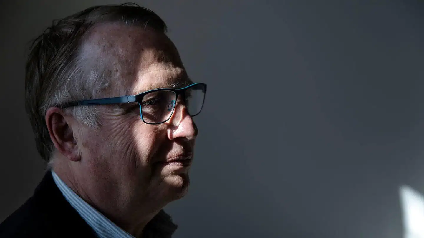 »Vi kender ikke den præcise årsag til funktionel lidelse, men vi ved, at den er multifaktuel, det vil sige, at både biologiske, psykologiske og sociale årsager kan være i spil,« skriver professor og overlæge for Funktionelle Lidelser på Aarhus Universitetshospital, Per Fink.