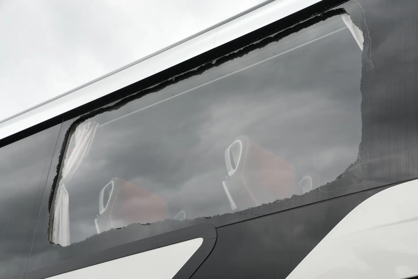 Den smadrede OB-bus.