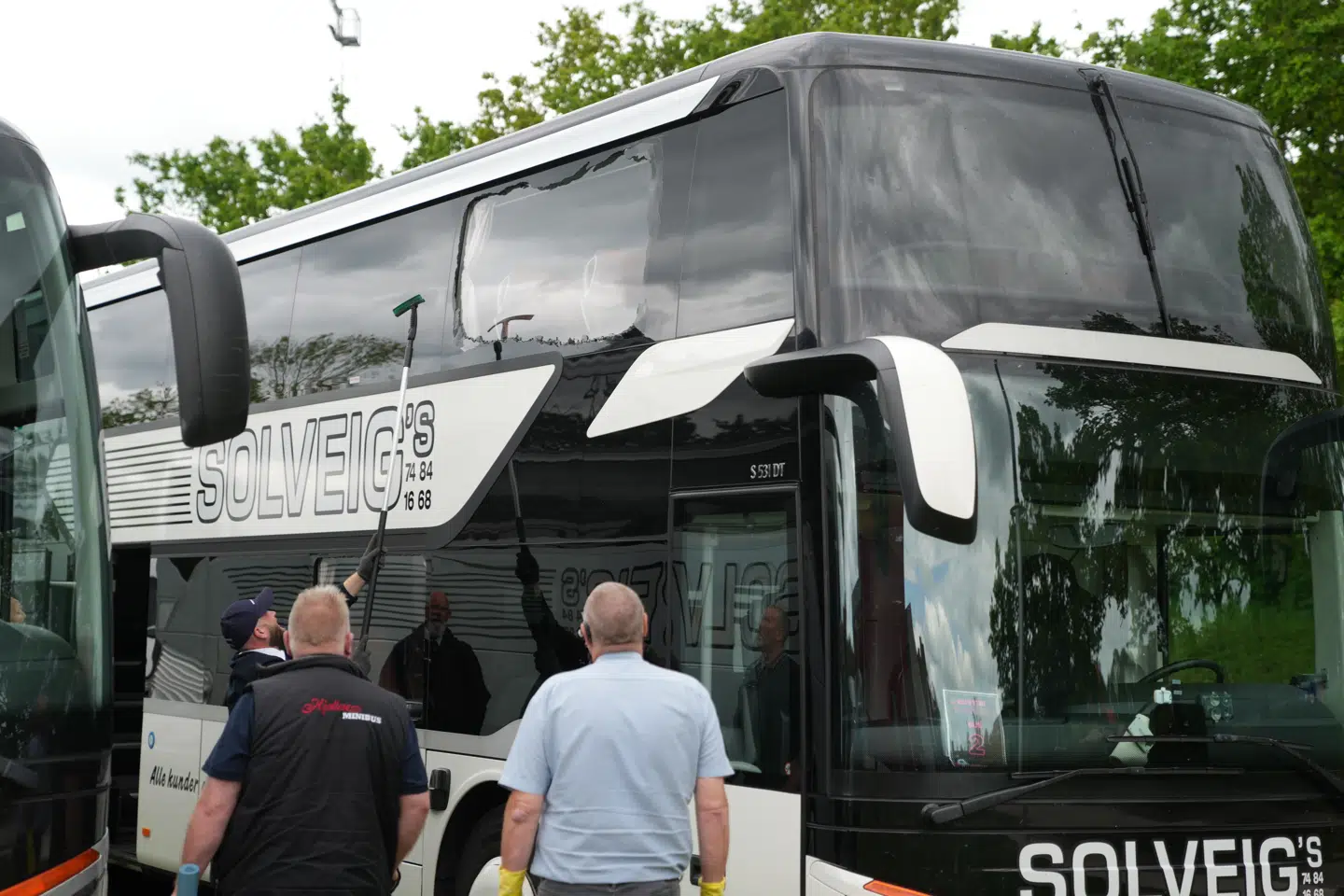 Festen fik en bitter smag, da flere busser blev angrebet. Her en OB-fanbus.