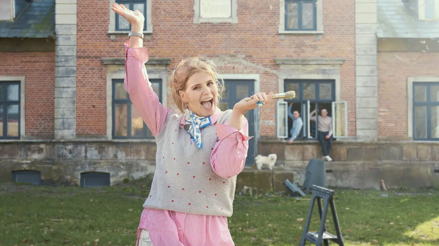 Sofie Linde foran huset på Landeland.