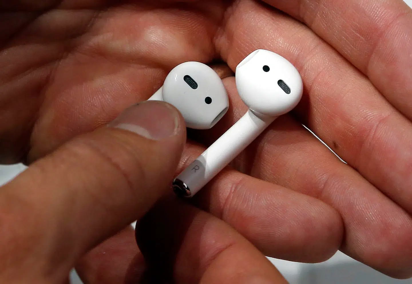 Her ses AirPods, de trådløse høretelefoner fra Apple.