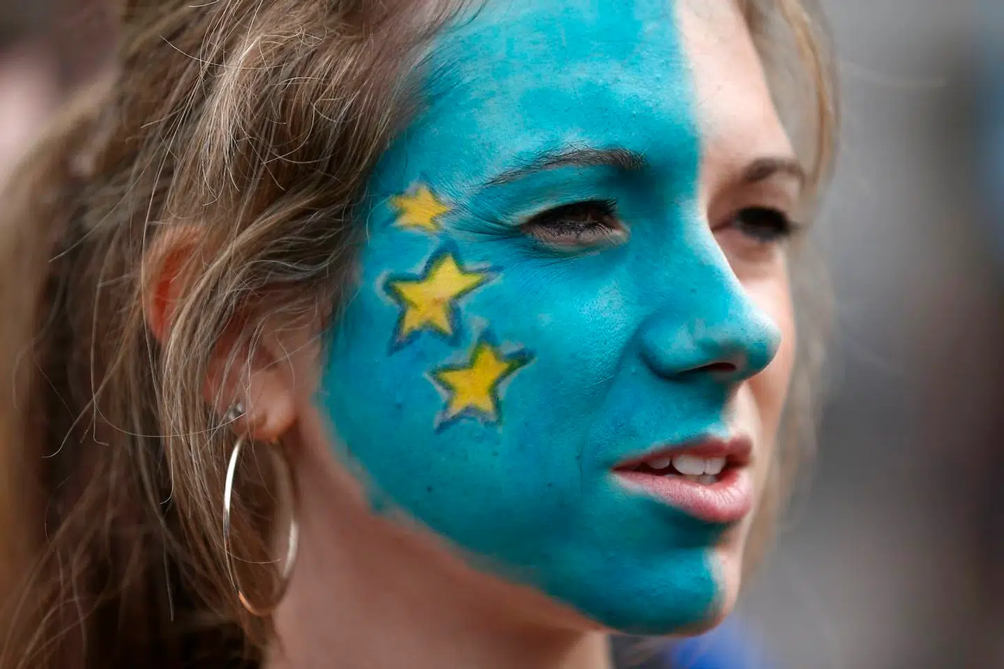 En britisk proeuropæisk kvinde deltager i demonstration mod Brexit i London.