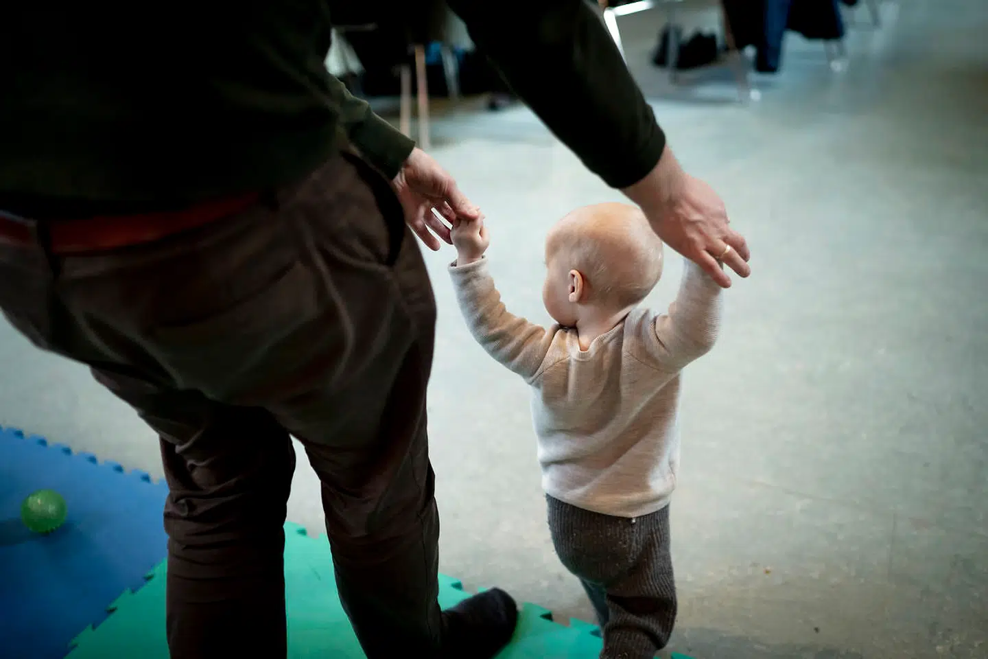 Kvinder tager stadig 90 procent af barslen i Danmark, viser tal fra Danmarks Statistik. En række virksomheder vil nu gøre det mere lukrativt for familierne at lade fædrene tage en større del af barslen.