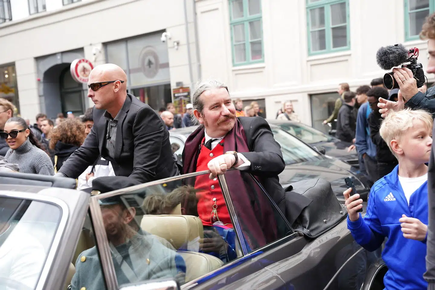 Bitcoin-milliardæren Niklas Nikolajsen kaster pengesedler til tilfældige københavnere fra sin Rolls Royce fredag den 27. maj 2022. Niklas Nikolajsen åbner en bar: "Lukes" i Klosterstræde og vil for at skabe opmærksomhed om baren forære 100.000 kroner væk fordelt på 2.000 halvtredskronesedler.