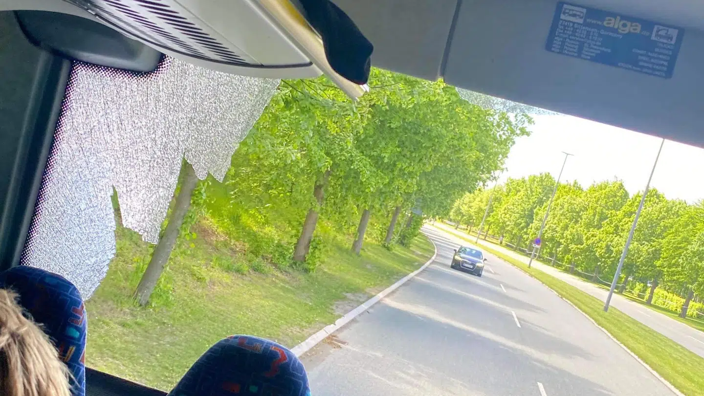 Allerede før kampen fik en FCM-fanbus smadret bagruden ved et angreb.