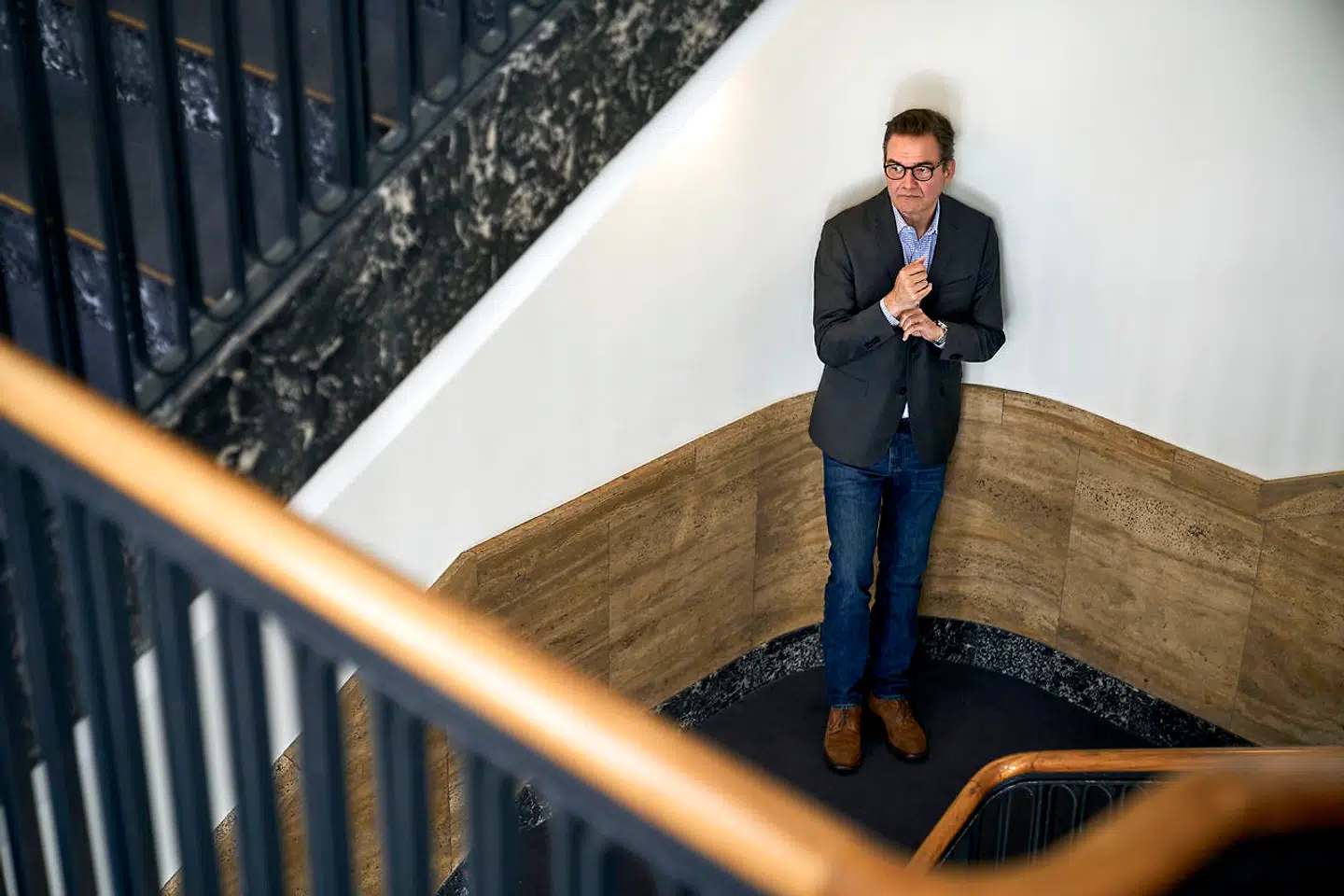 Christian Mørk er søn af skuespillerne Susse Wold og Erik Mørk (1925-1993). Som 14-årig rejste han alene til USA for at gå på kostskole, og siden 1988, hvor han startede på Marlboro College i Vermont, har han boet i USA. Her er han fotograferet på sit danske forlag, Lindhardt og Ringhof i København.