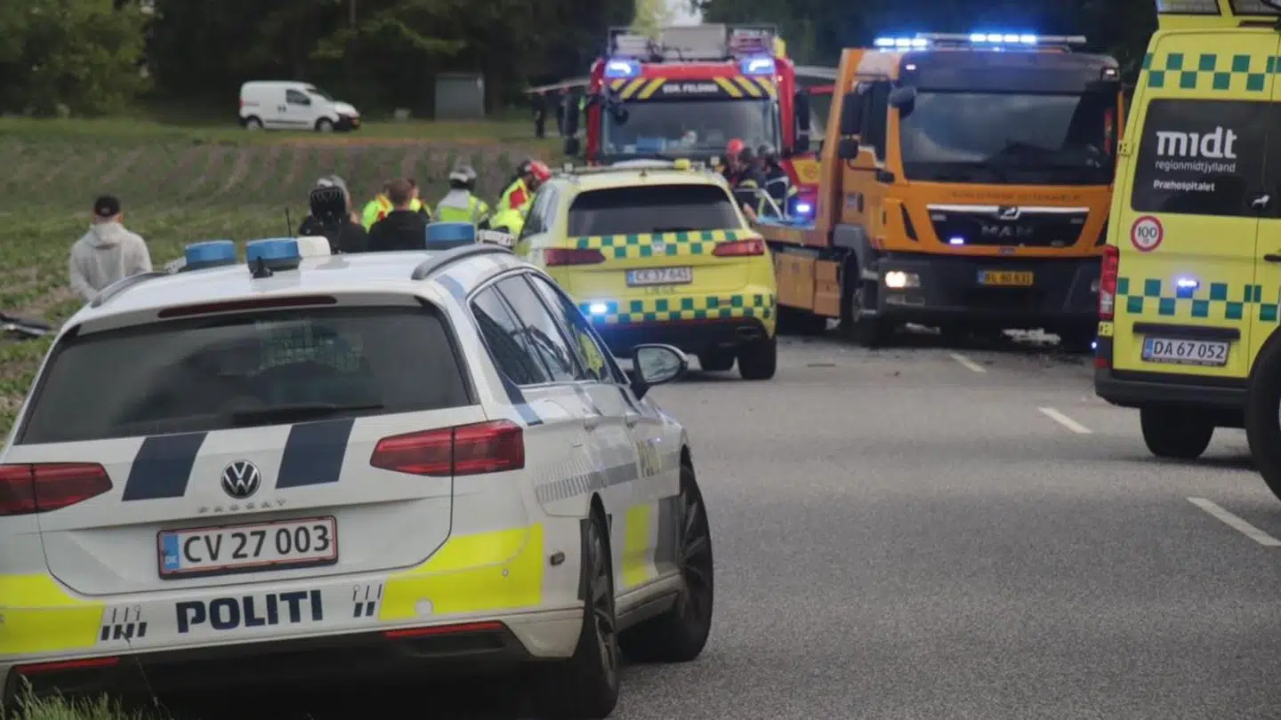 Her ses politibiler, brandvæsen og ambulancer på stedet, hvor en ung mand er kørt ind i en lastvogn. Foto: Presse-fotos.dk.