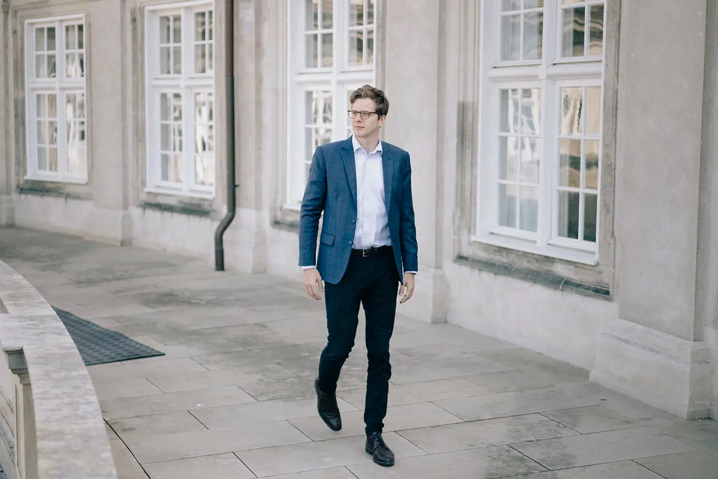 LA-leder Alex Vanopslagh stemte nej ved folkeafstemningen i 2015. I dag anbefaler han et ja, men sidder tilbage med særligt én bekymring, når han kigger ned i Folketingssalen.