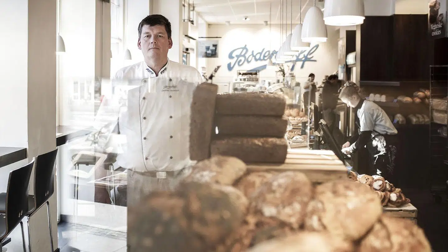 Christian Bodenhoff er ejer af virksomheden Bodenhoff Bagerier. Han har i øjeblikket meget lidt held med at få svar på, hvor meget bageriet skal betale i chokoladeafgift på flødeboller.