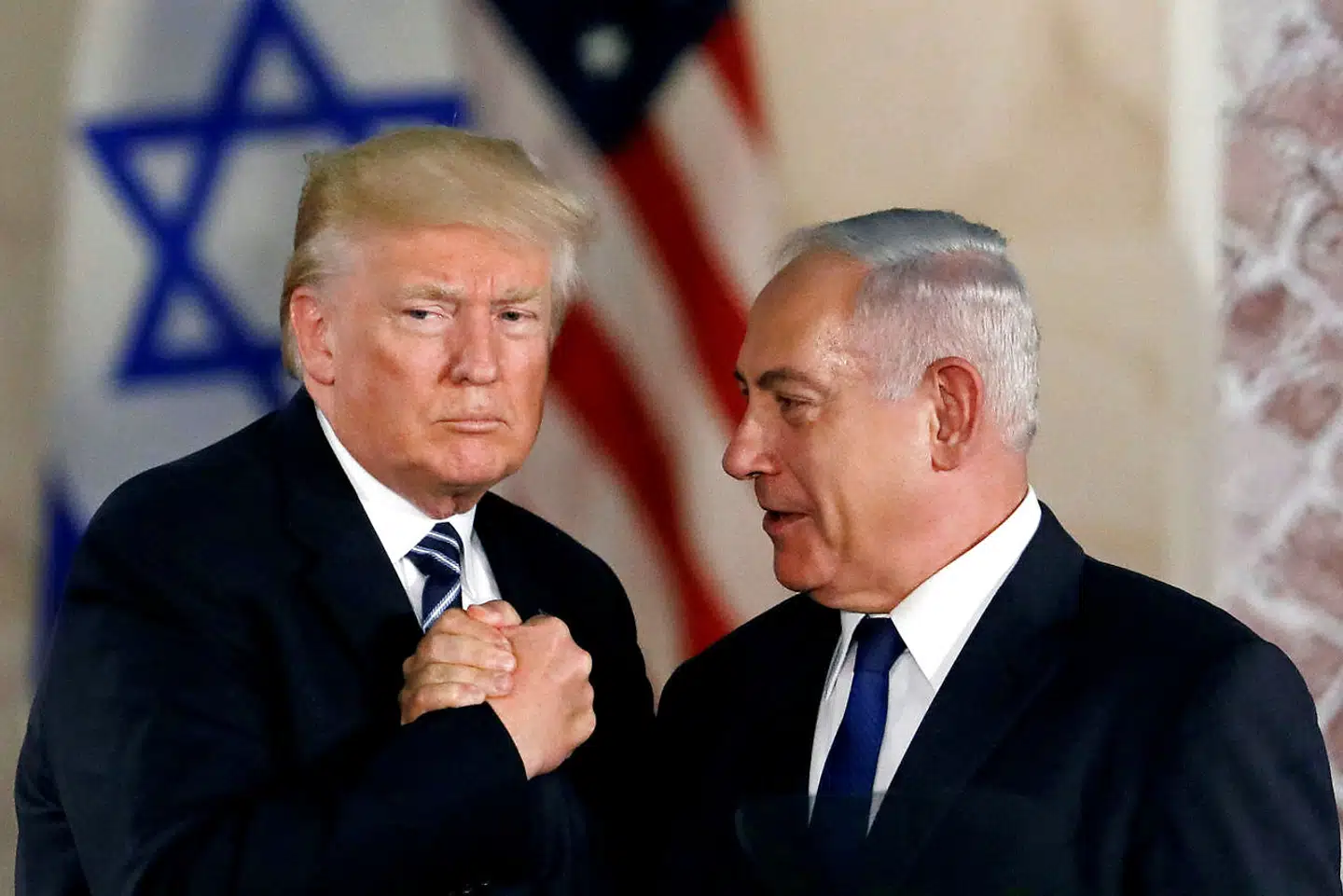 To politiske venner: Præsident Donald Trump og premierminister Benjamin Netanyahu trykker næver, efter at Trump havde holdt en tale på det israelske nationalmuseum i Jerusalem i maj 2017. Mandag og tirsdag mødes de igen i Washington D.C.