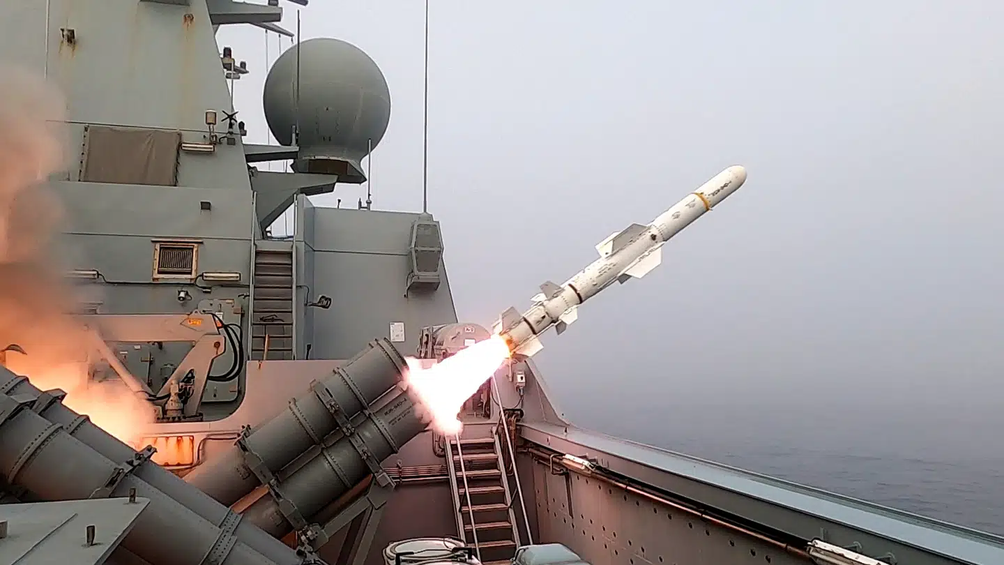 Billede fra juni 2021 hvor den danske fregat Iver Huitfeldt affyrede to Harpoon-missiler i havet ud for Nordnorge som led i en øvelse. Det er samme type missiler, som Danmark ifølge Berlingskes oplysninger leverer 20-30 af til Ukraine.