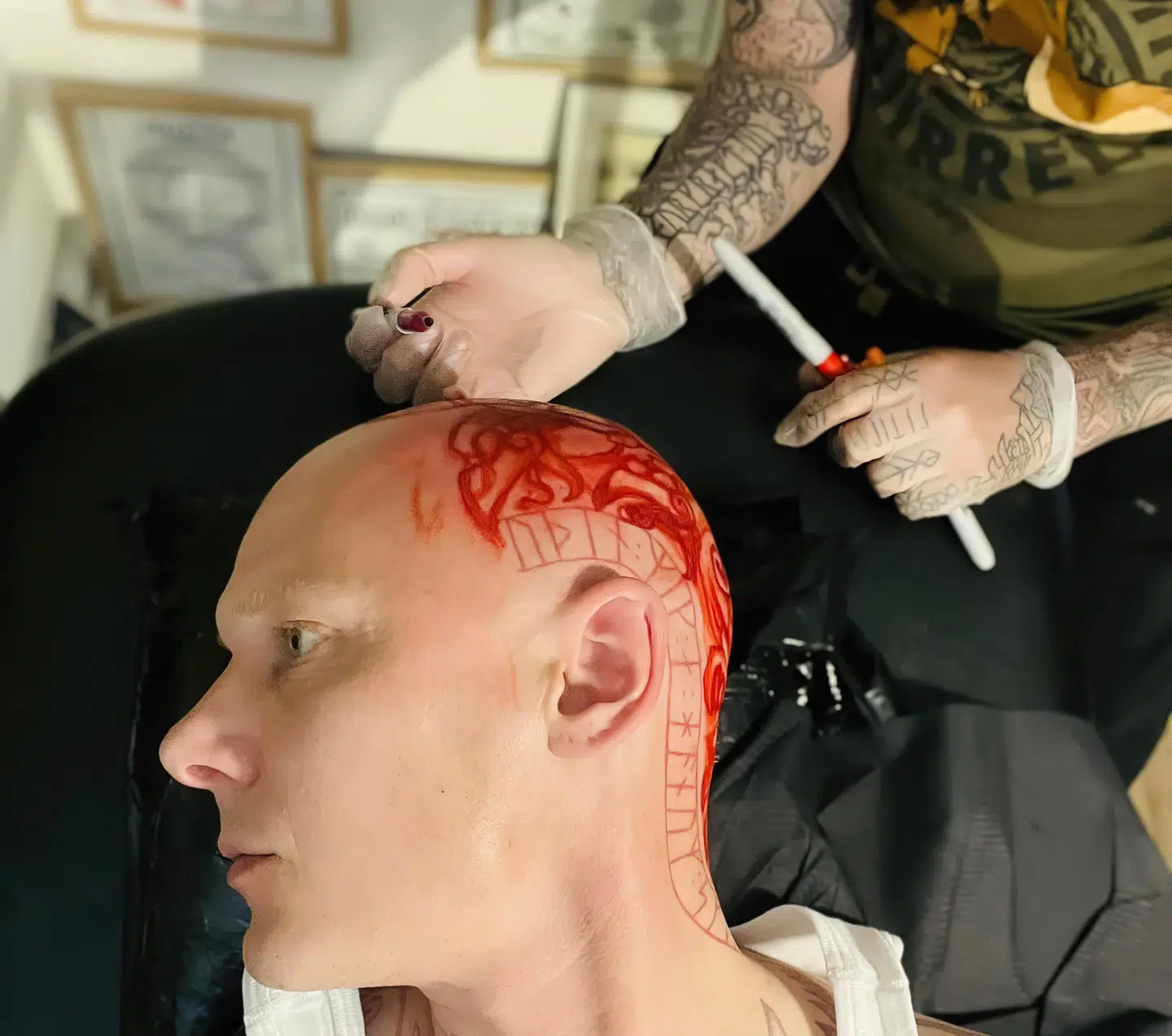 Jim Lyngvild i hænderne på tattookunstneren Jesper Mann. Specielt i kraniekanten gjorde det voldsomt ondt at blive tatoveret.