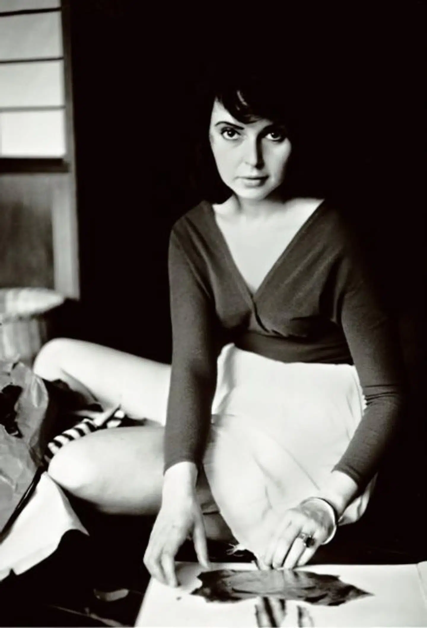 Dorothy Iannone laver collager af håndfremstillet japansk papir i Kyoto, umiddelbart før hendes værkproduktion eksploderede i farver, ornamentik og kønsdele., 1962.