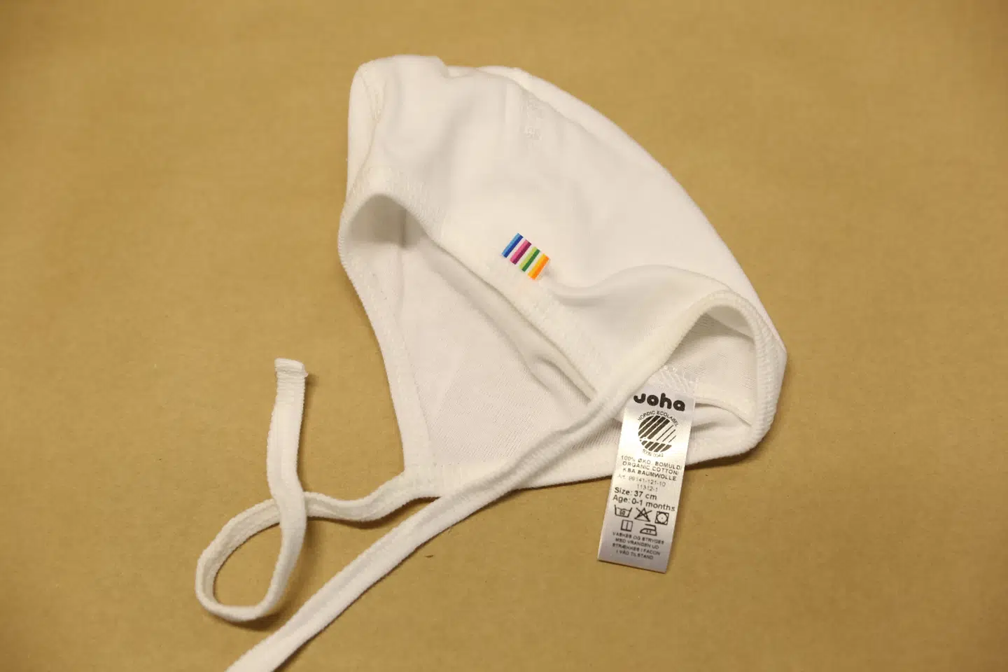 Den lille pige havde en lignende hue på.