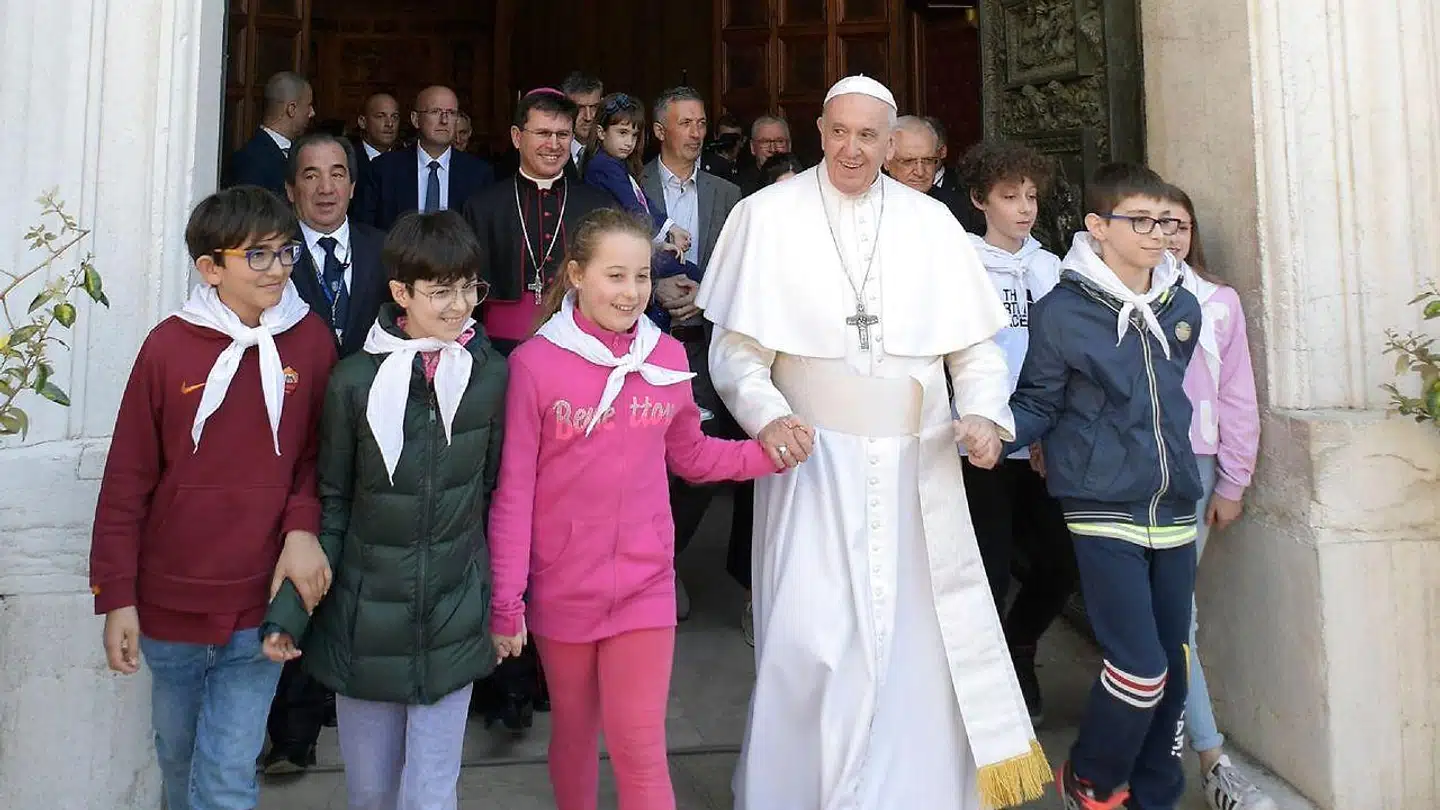 Pave Frans sammen med katolske børn under besøget ved Maria-helligdommen i Loreto mandag.