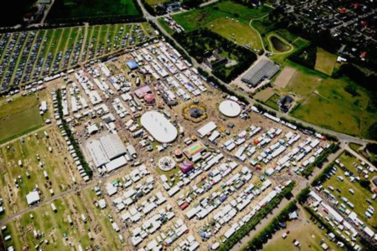 Samtlige boder, koncertpladser og festtelte breder sig ud over den lille by. Foto: Hjallerup Marked