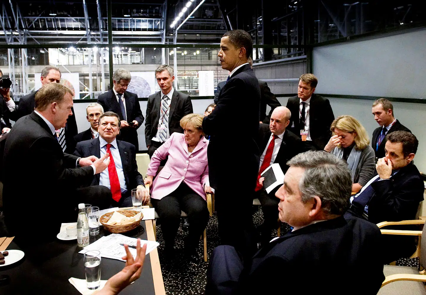 Miljøkonferencen COP15 i København i 2009 blev en langstrakt affære med udmarvende nattemøder. Statsminister Lars Løkke Rasmussen sammen med EU-Kommissionens formand Jose Manuel Barroso, Tysklands kansler Angela Merkel, USAs præsident Barack Obama, Sveriges statsminsiter Fredrik Reinfeldt, den franske præsident Nicholas Sarkozy og den britiske premierminister Gordon Brown.
