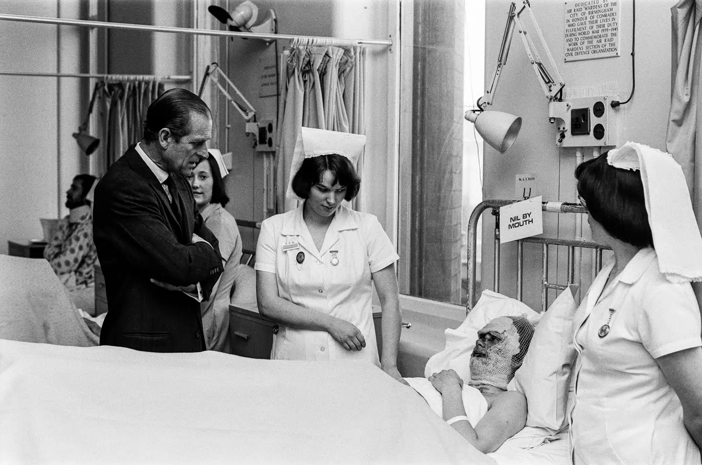 Prins Philip besøger nogle af ofrene for bomberne i Birmingham på Birmingham General Hospital den 25. november 1974.