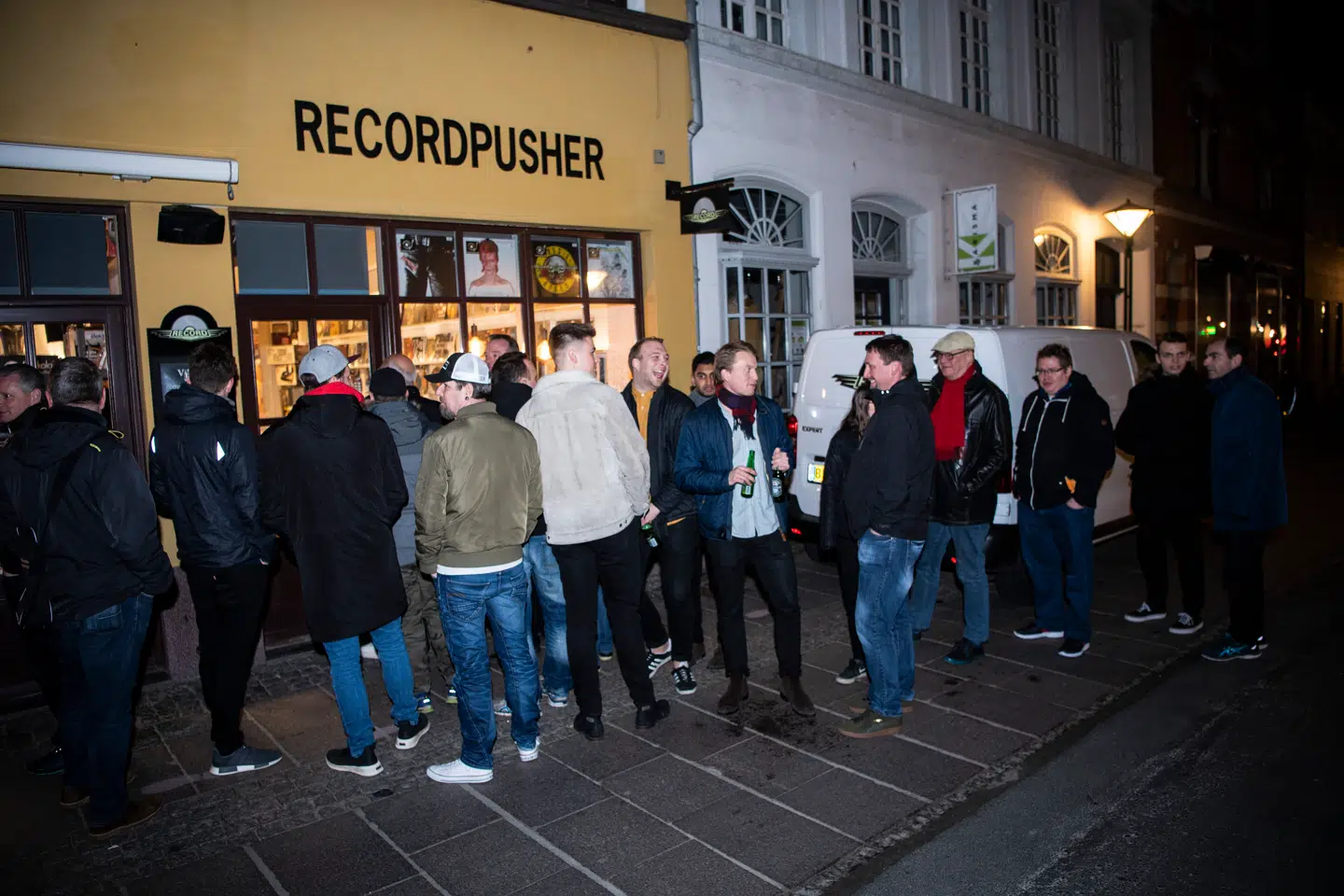Kim Larsens nye album sælges fra midnat i pladebutikken RecordPusher i Odense, fredag den 29. marts 2019. Ejer af forretningen Bo Ellegaard Pedersen stod bag disken.. (Foto: Claus Fisker/Ritzau Scanpix)