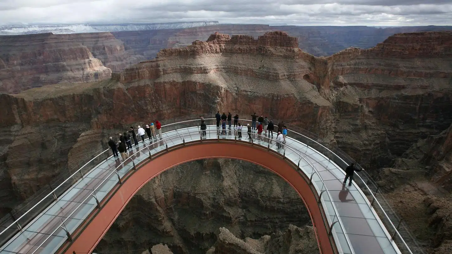 Turisten fra Hongkong faldt ud over kanten under en kilometer fra den berømte glasbro, Skywalk.