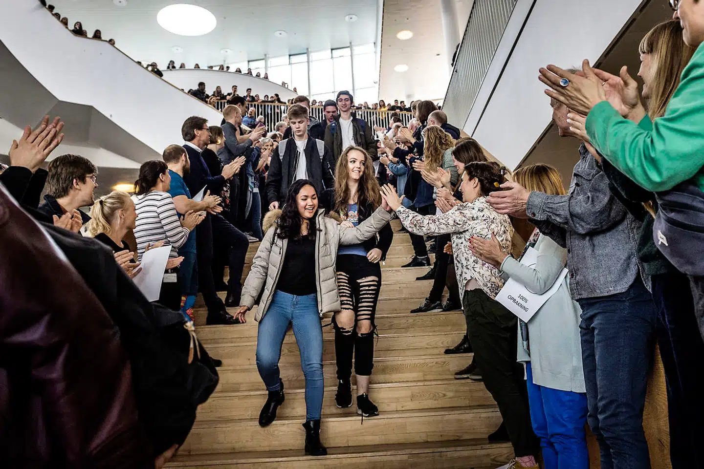Fredag overraskede lærerne på Ørestad Gymnasium deres elever ved at stille sig op i spisefrikvarteret og klappe ad dem efter det tumultariske forløb om det afbrudte ministerbesøg. Det står nu klart, at eleverne ikke bliver straffet for deres opførsel under besøget.