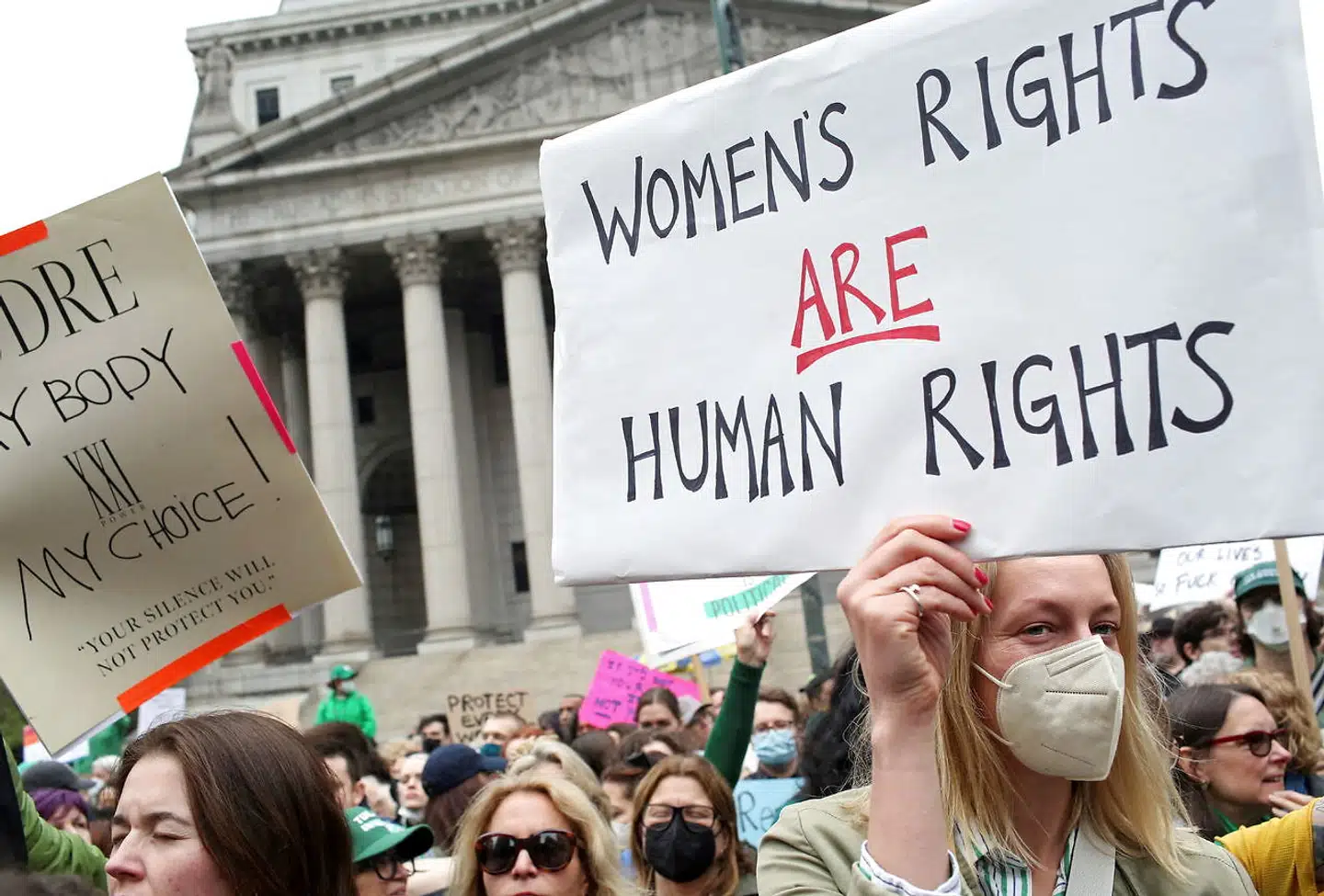 »USAs højesteret er ved at afskaffe aborten som universel ret for amerikanske kvinder,« skriver Lisbeth Odgaard Damm. Her protesteres i New York 3. maj 2022.