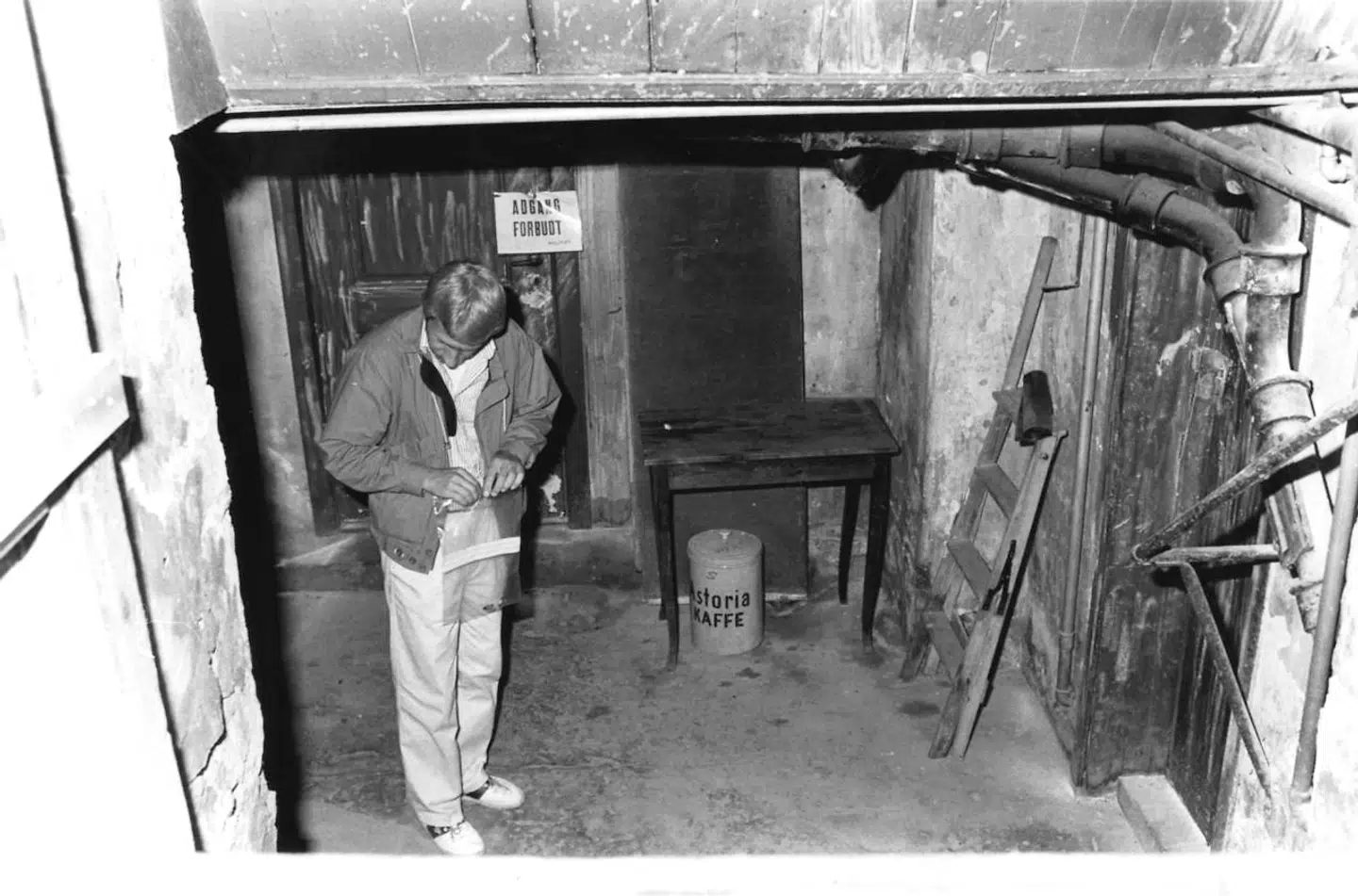 Stine Geisler døde 2. pinsedag 1990 få dage før sin studentereksamen. Hendes morder er aldrig fundet, men nu har politiet en blandingsprofil af hendes morders dna. Her samles der bevismateriale i kælderen, hvor liget blev fundet i Teglgårdsstræde.