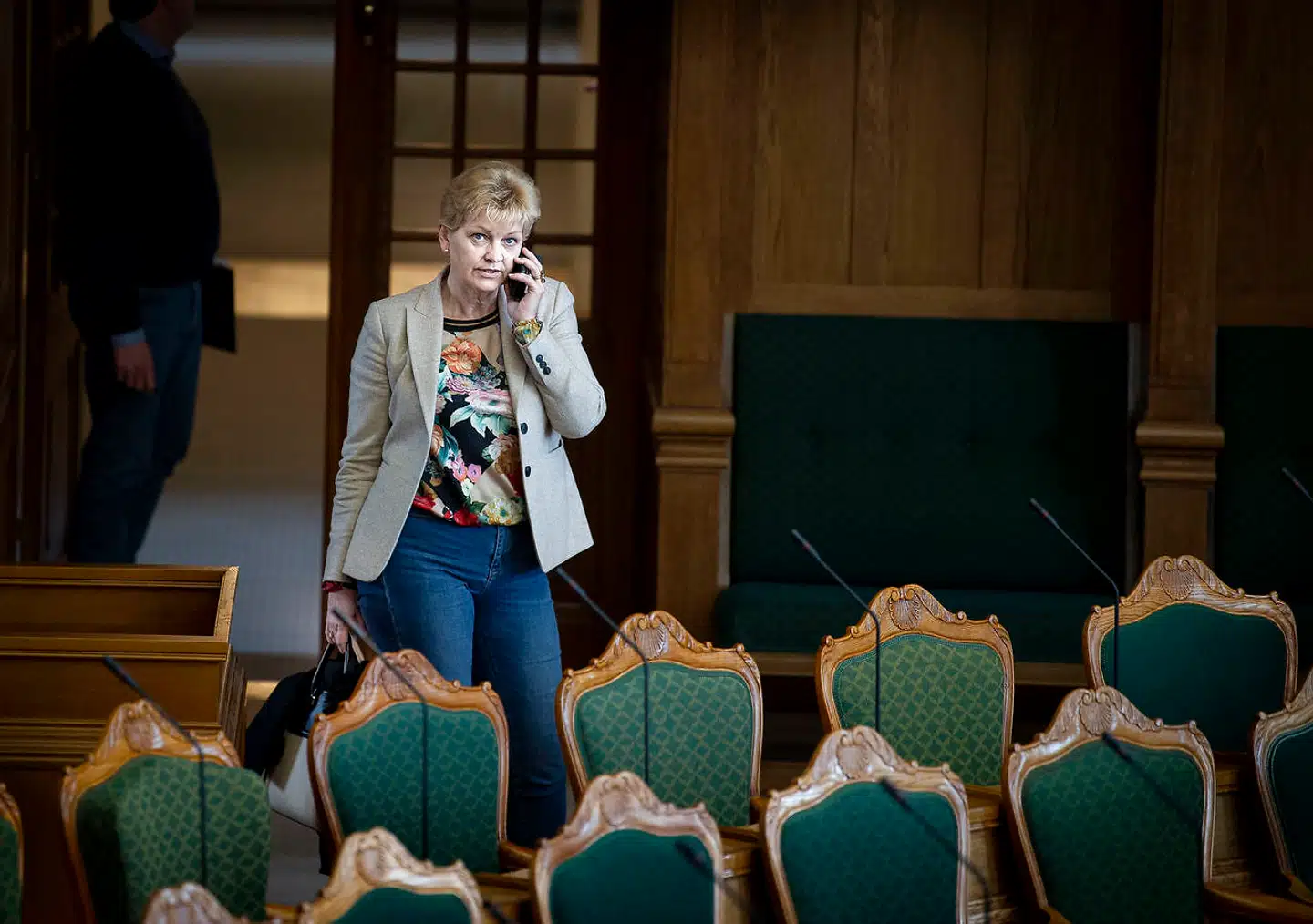 Fiskeriminister Eva Kjer Hansen (V) møder kritik fra flere partier i sagen om muslingefiskeri ved Storebælt. Ministeren burde have orienteret Folketinget langt tidligere om sagen, lyder det.