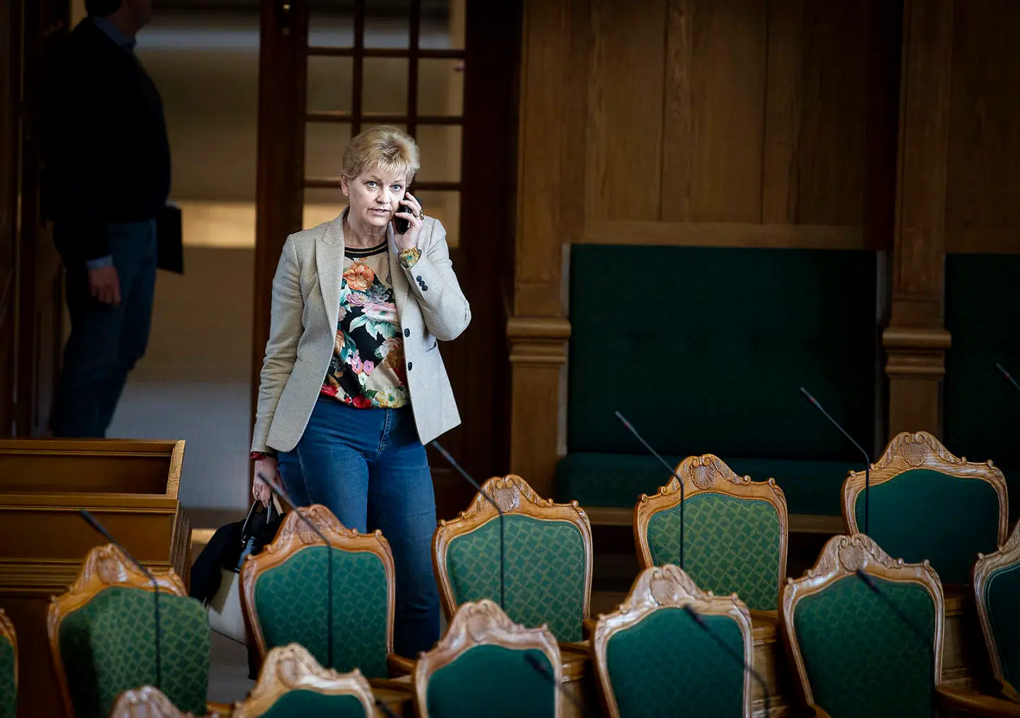 Fiskeriminister Eva Kjer Hansen (V) møder kritik fra flere partier i sagen om muslingefiskeri ved Storebælt. Ministeren burde have orienteret Folketinget langt tidligere om sagen, lyder det.