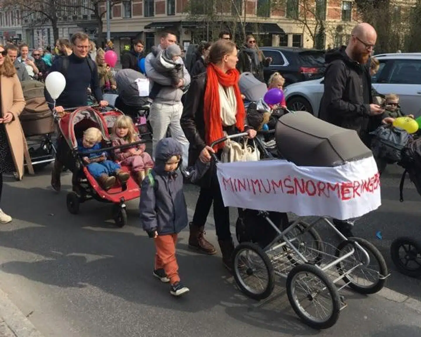 En af fire fordemonstrationer i København er på vej fra Frederiksberg Rådhus til Christiansborg.