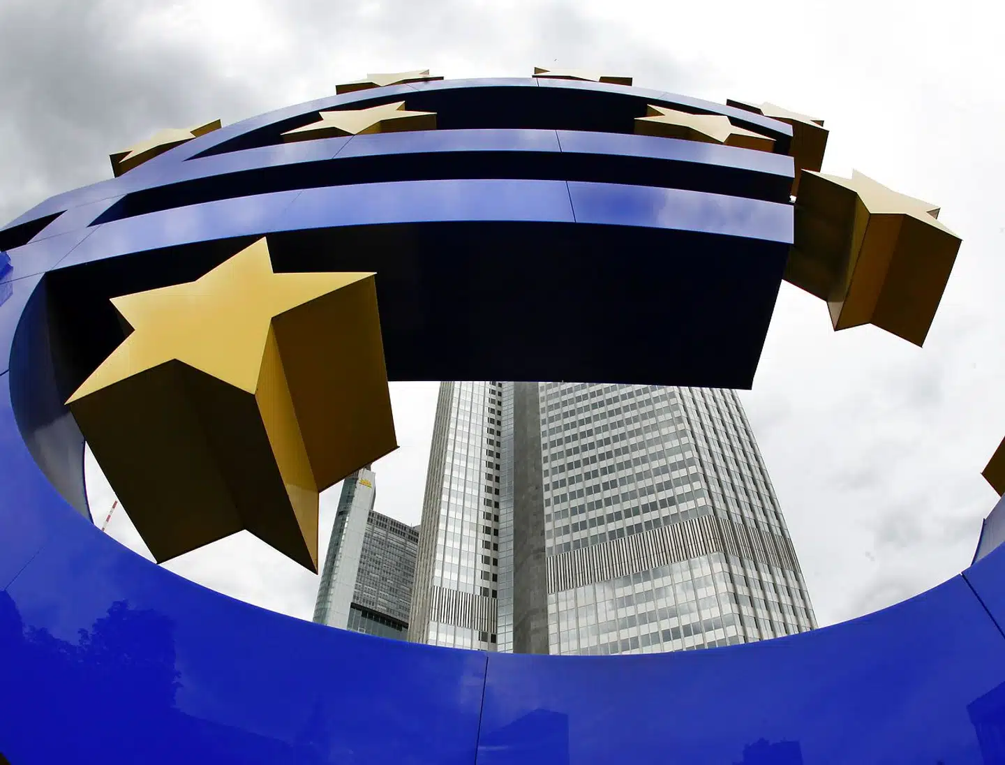 Mødet i Den Europæiske Centralbank ser her og nu ud til at virke efter hensigten. Euroen stiger kraftigt på nyheden, og den tiårige italienske rente falder med over 0,20 procentpoint til 4 procent. Ved indgangen til 2022 lå den italienske rente på en procent.