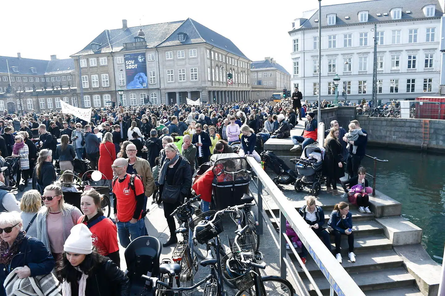 Forældredemonstration på Bertel Thorvaldsens Plads lørdag.