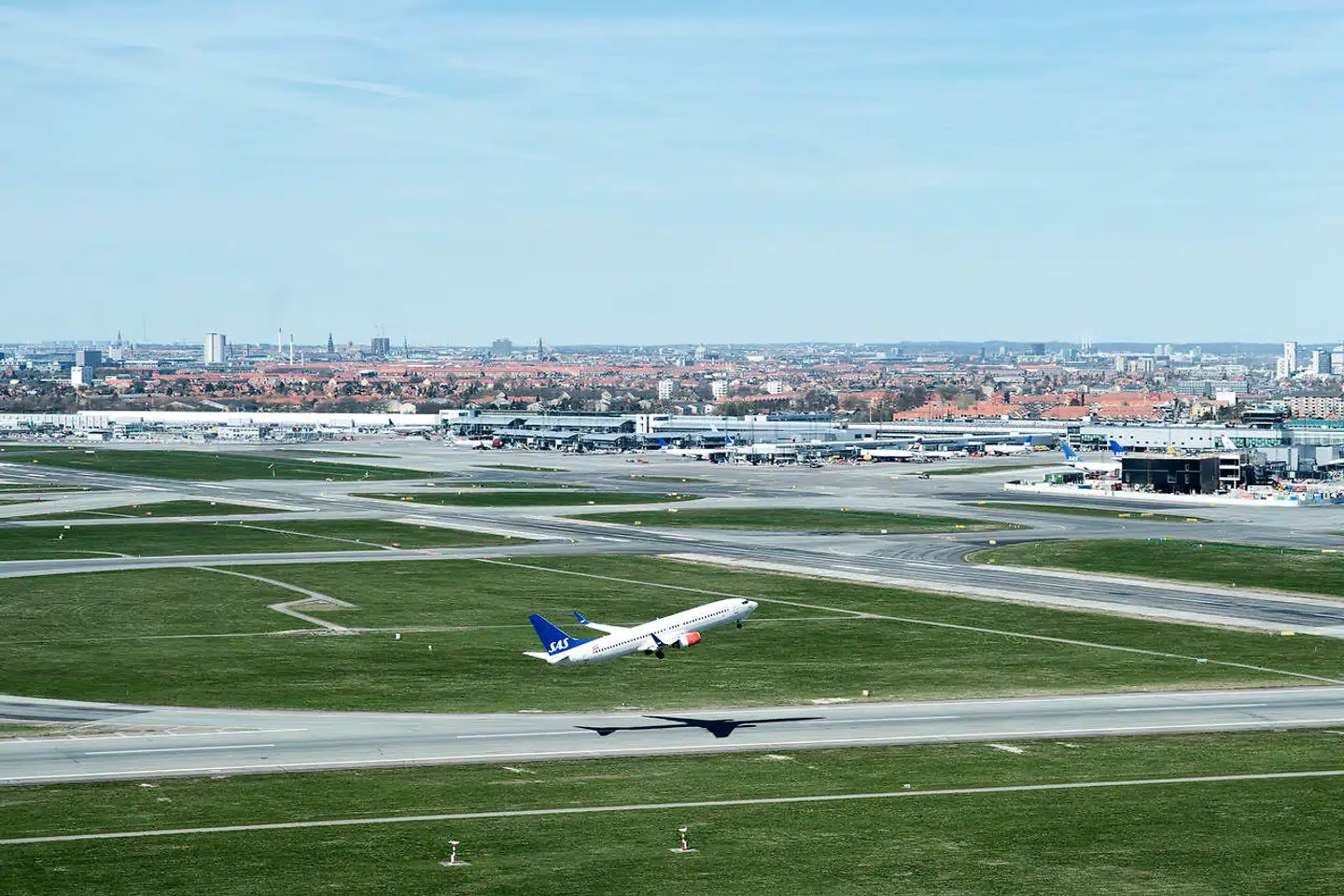 Den omtalte styrelseslæge har haft det koordinerende ansvar for kontrollen af landets flyvelægeklinikker, som også dækker togtrafik og taxakørsel i Danmark. Samtidig med denne rolle, har styrelseslægen selv ejet en flyvelægeklinik med afdelinger i Hellerup og Kastrup. Hendes klinik er underlagt kontrollen, og det er denne dobbeltrolle, der har fået organisationer til at kritisere lægen for inhabilitet og advare om en mulig risiko for flysikkerheden.
