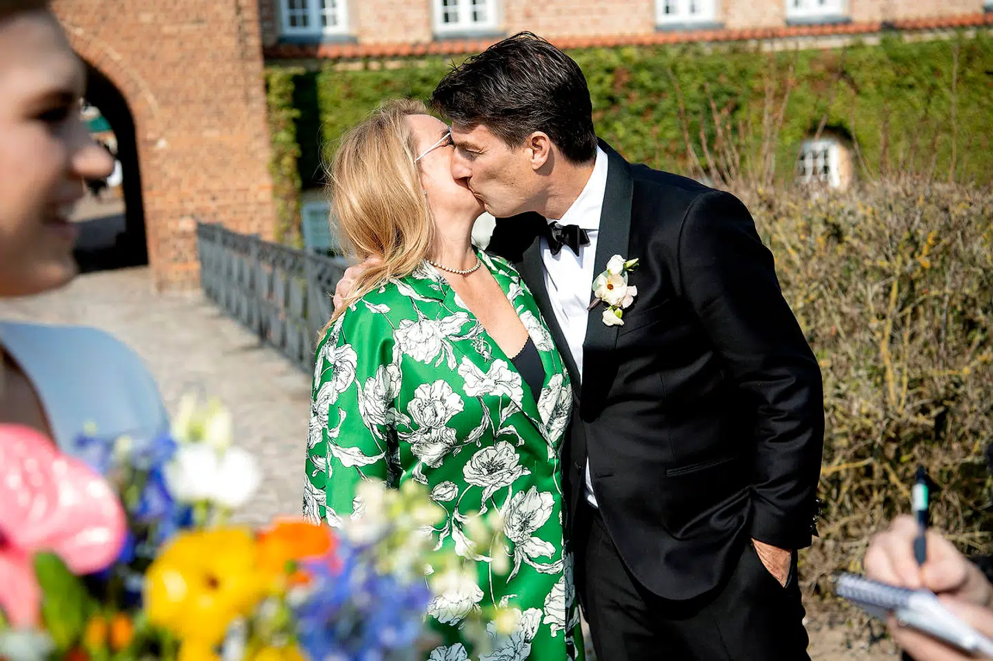 De stolte og glade forældre efter velsignelsen på Holckenhavn Slot på Fyn.