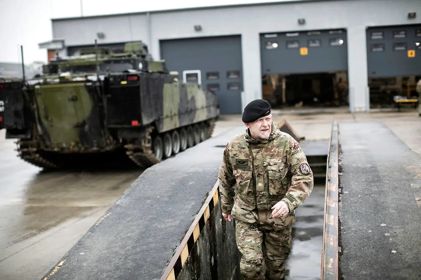 Brigadegeneral Henrik Lyhne er ofte kun en enkelt dag om ugen på kontoret. Resten af tiden er han ude blandt 1. Brigades soldater – og hvis ikke, der snart bliver skruet ned for blusset, kan de risikere at brænde sammen, mener brigadegeneralen.
