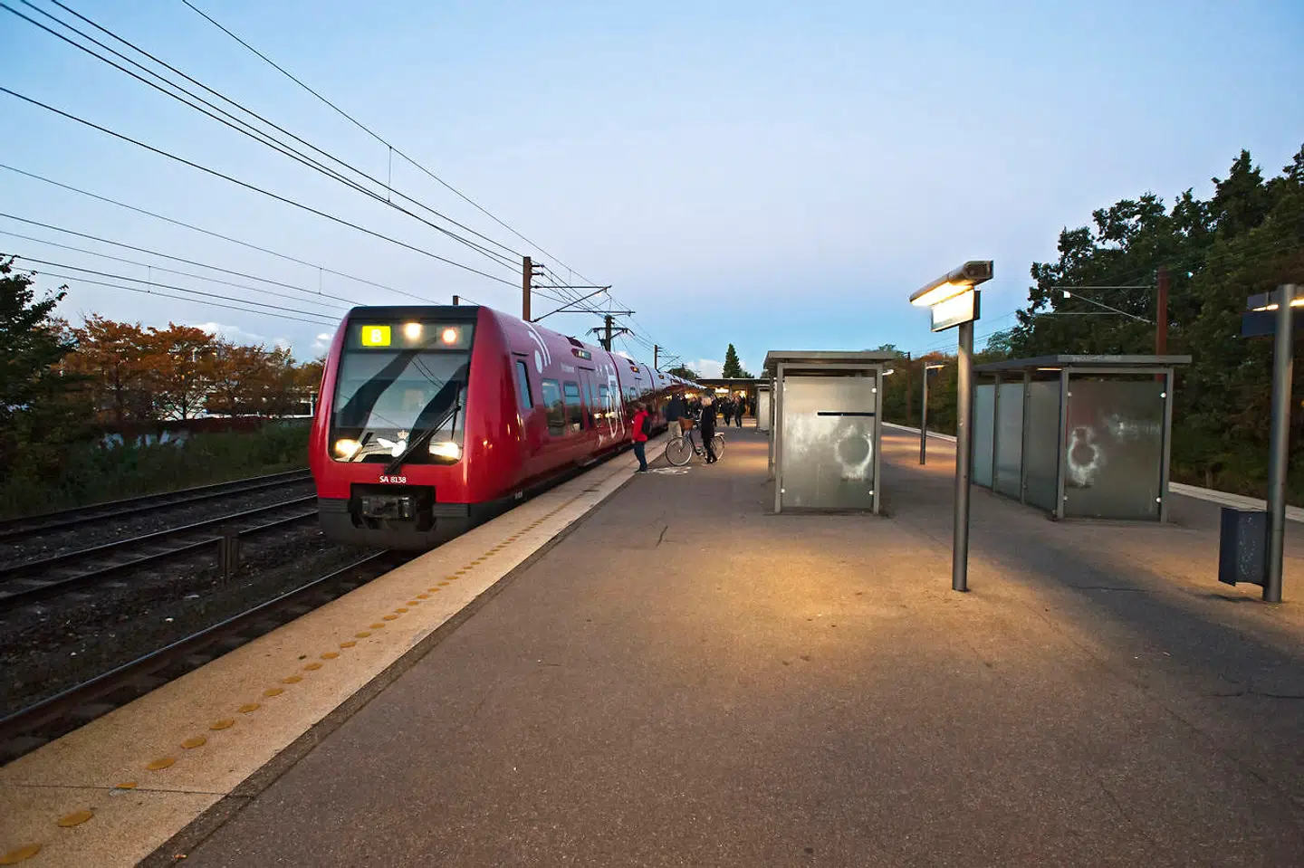 Arkivfoto: Alt for mange mennesker er utrygge på stationerne og i den offentlige transport. Derfor indsættes der nu vagter på s-togsstationerne.