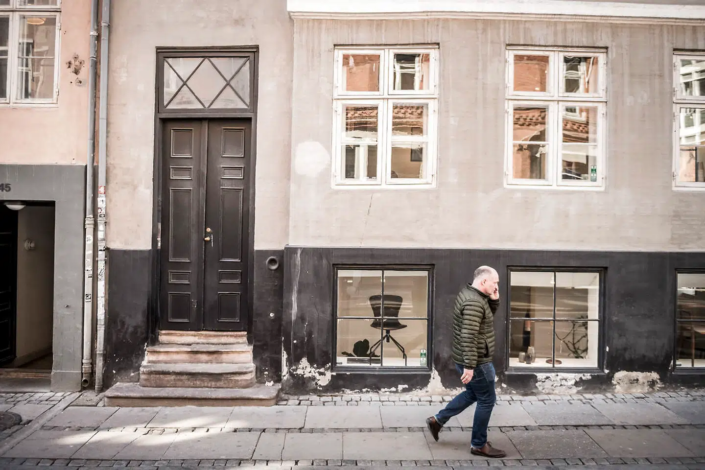 For tre år siden lukkede DR Congos konsulat i Danmark, og konsulaten mistede sin ret til at være konsul. Alligevel har dansk politi i årevis samarbejdet med den for længst afsatte konsul om hjemsendelser. Her er det facaden til adressen, hvor konsulatet har ligget.