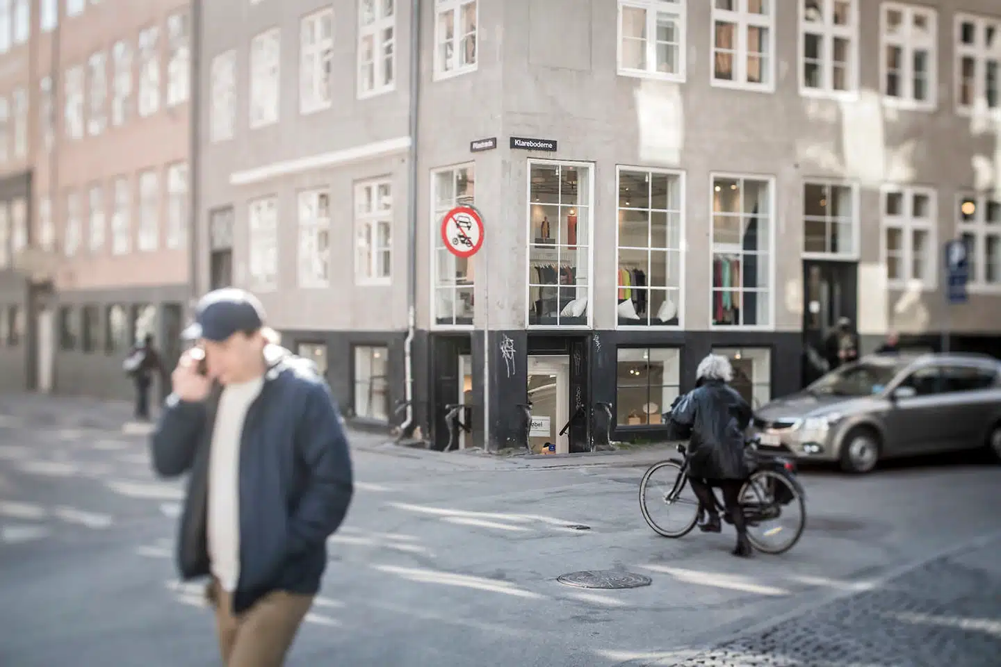 Her ligger tøjbutikken, som indtil for nyligt husede DR Congos konsulat. Konsulatet lukkede for tre år siden, men dansk politi har efterfølgende forhandlet med konsulatet om tvangshjemsendelse af flygtninge.