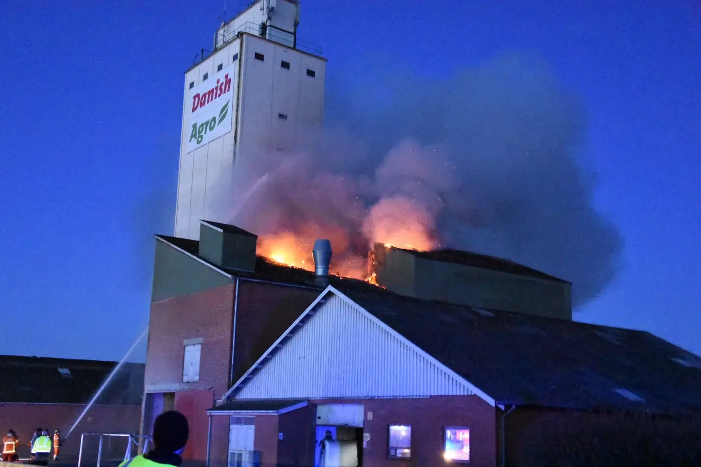 Der er onsdag morgen en kraftig brand i gang i en lagerbygning i Sdr. Hygum i Sydjylland.