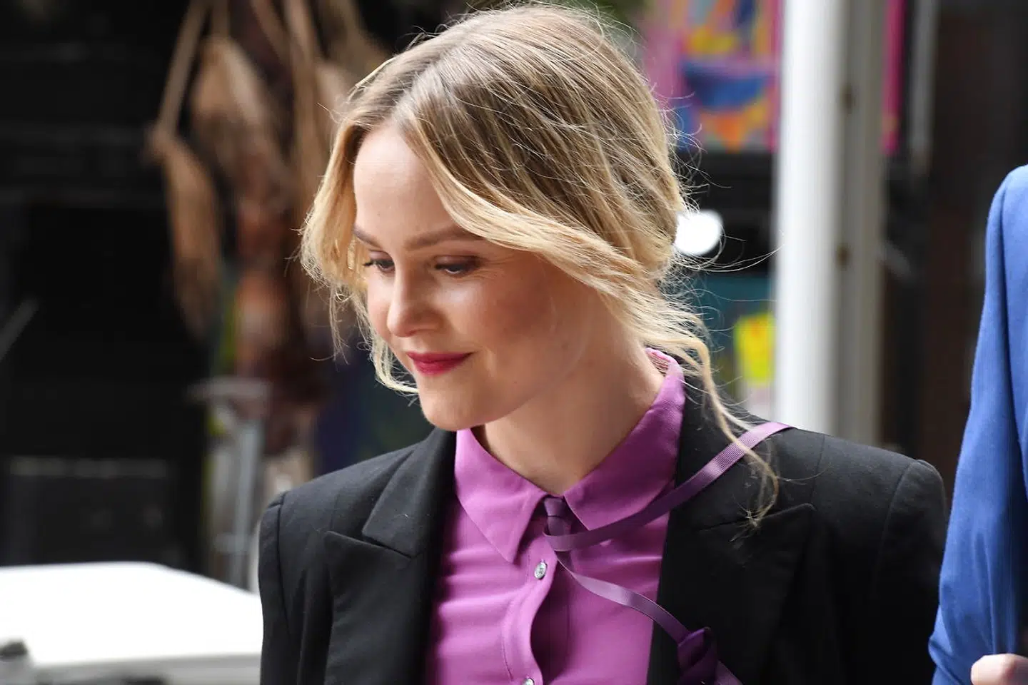 Eryn-Jean Norvillhar beskyldt Geoffrey Rush for upassende opførsel af seksuel karakter. Den oscar-belønnede skuespiller har netop fået tilkendt erstatning i sagen.