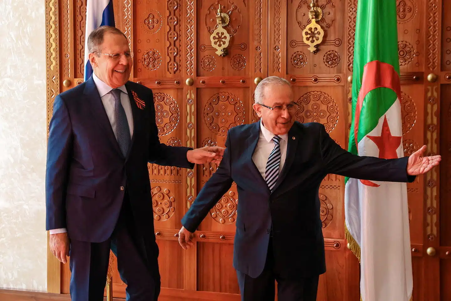 Stemningen var god, da Ruslands udenrigsminister, Sergei Lavrov, i maj besøgte sin algeriske kollega, Ramtane Lamamra, og andre ledere i det nordafrikanske land. Lige lovlig god, mener både den spanske regering og EU.