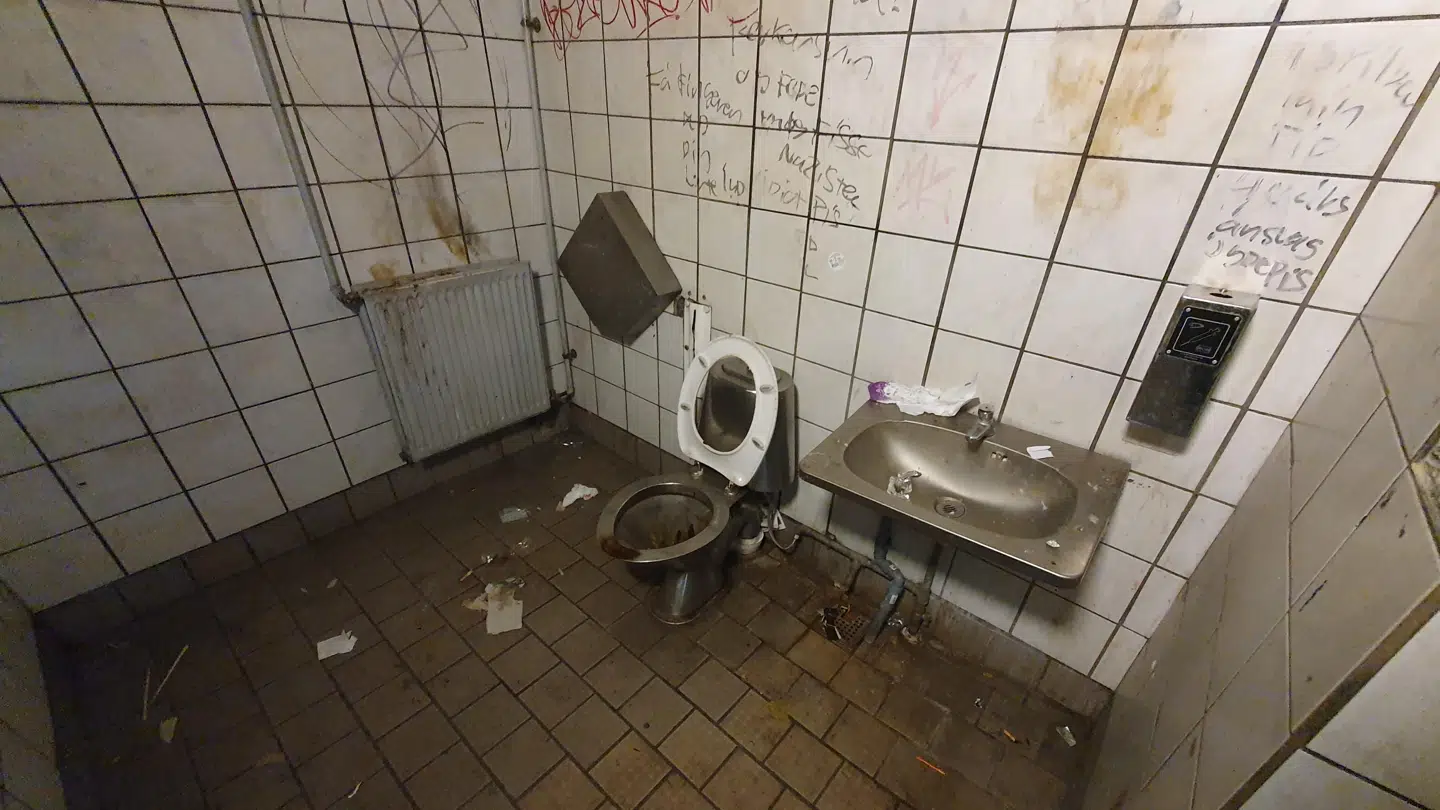 Det offentlige toilet i Kildeparken er så ulækkert at 40 personer hellere ville holde sig end at benytte det.