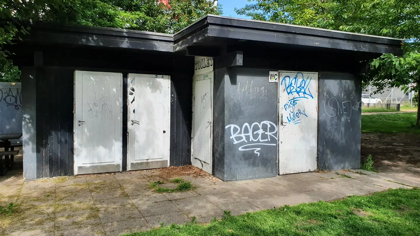 Toiletterne skal rengøres og passes af Aalborg Kommune – en opgave, der godt kunne trænge til et løft, mener flere af parkens brugere.
