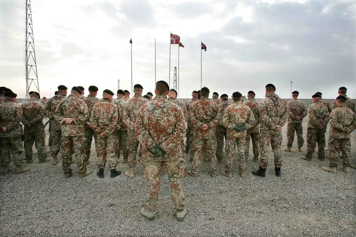 Mandagsappel i den danske lejr Camp Danevang i Irak. En gang om ugen mødtes alle de danske soldater til parade og en generel orientering om situationen i januar 2005, da dette billede blev taget. Siden da har Irak-krigen lært os, at Danmark skal have en bedre forståelse for de konflikter og samfund, som vi griber ind i, når vi sender vores soldater i krig, mener en række danske forskere.
