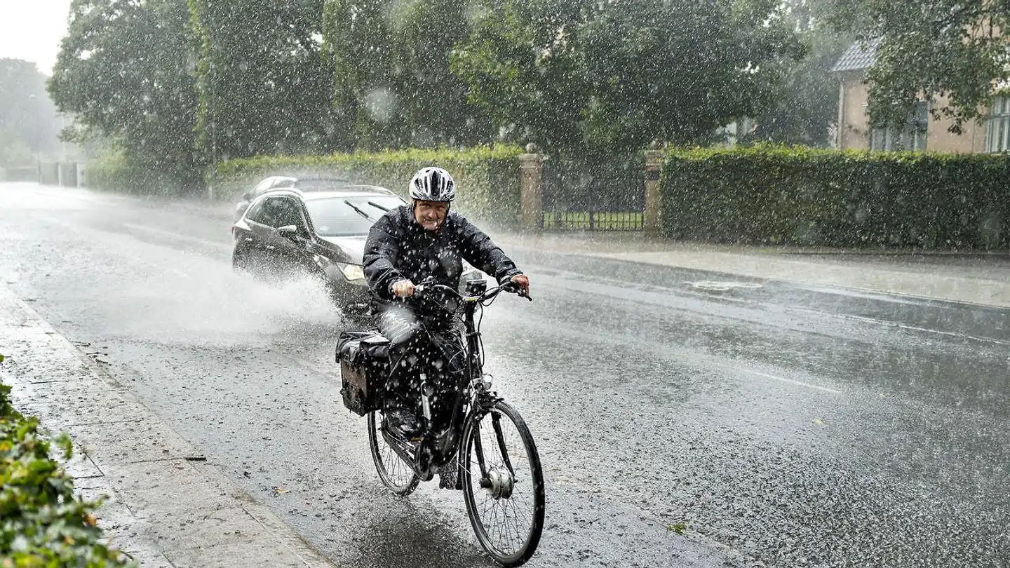 Husk regntøj og paraply søndag, for det bliver en meget våd dag, lyder det fra DMI. (Arkivfoto)