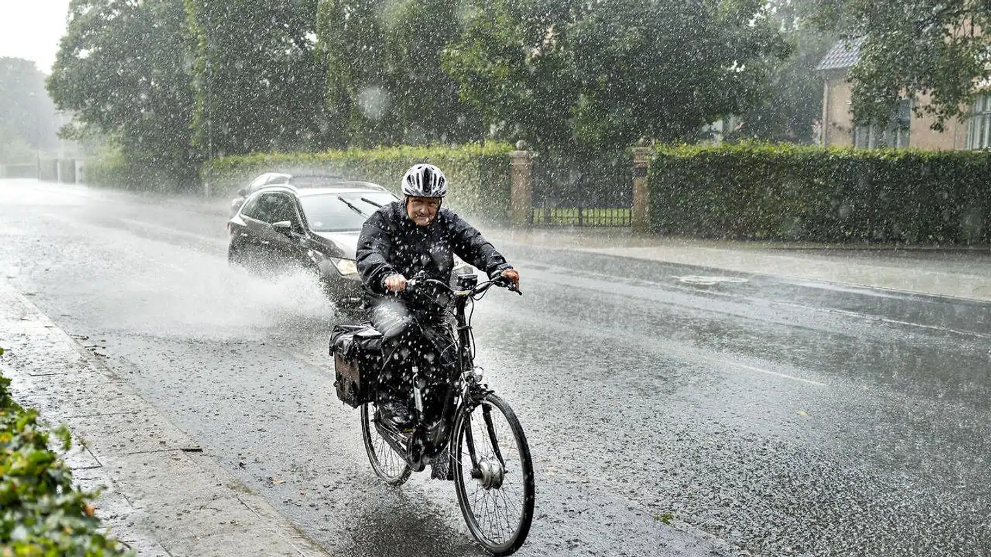 Husk regntøj og paraply søndag, for det bliver en meget våd dag, lyder det fra DMI. (Arkivfoto)