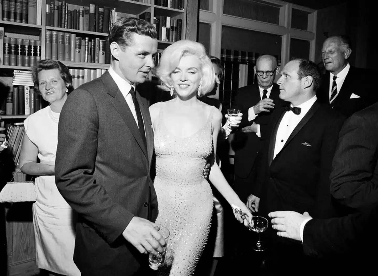 Sådan så Monroe ud i kjolen. Ved siden af Marilyn Monroe står Steve Smith, John F. Kennedys svoger.