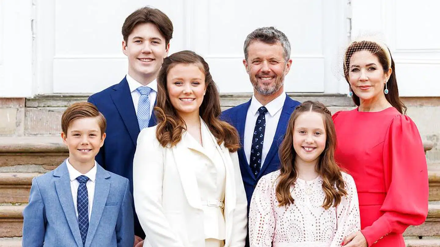 Kronprinsparret og børnene fotograferet i april.