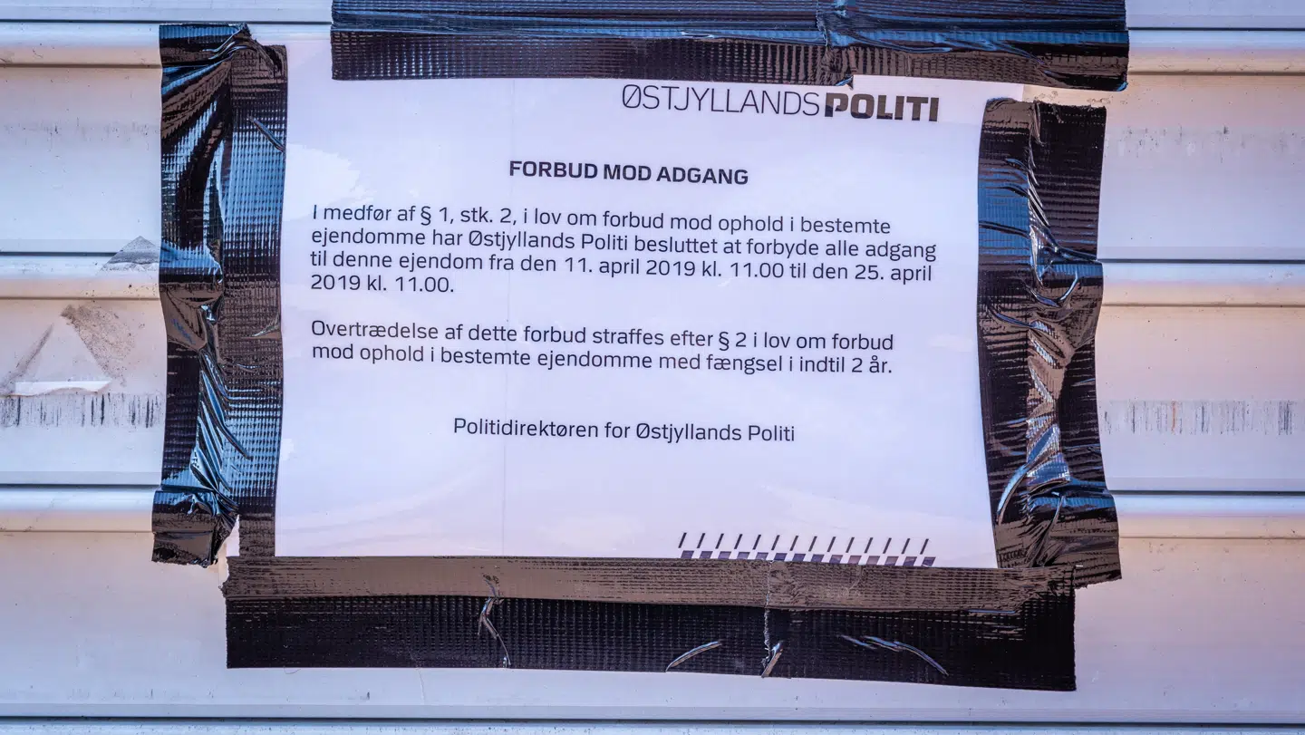 Østjyllands Politi lukkede torsdag nogle klublokaler i Aarhus V i forbindelse med en verserende bandekrig.