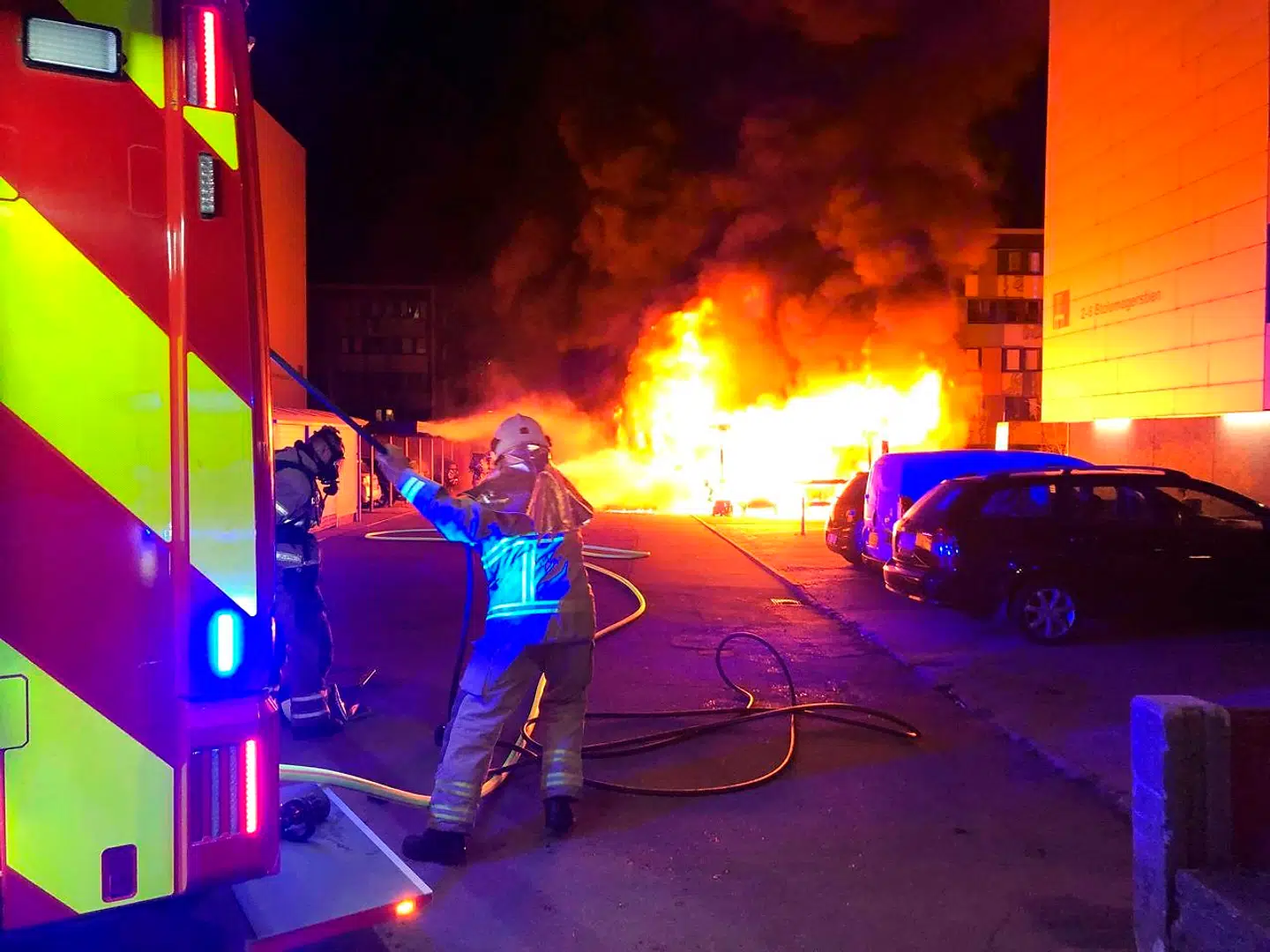 Bilbrande på Amager i København, søndag aften den 14. april 2019. I alt 15 personer er anholdt efter uroligheder flere steder i København. Det meddeler Københavns Politi tidligt mandag morgen. Urolighederne brød ud søndag, efter at den kontroversielle partistifter Rasmus Paludan afholdt demonstration på Blågårds Plads. Det skriver Ritzau, mandag den 15. april 2019.. (Foto: Mathias Øgendal/Ritzau Scanpix)
